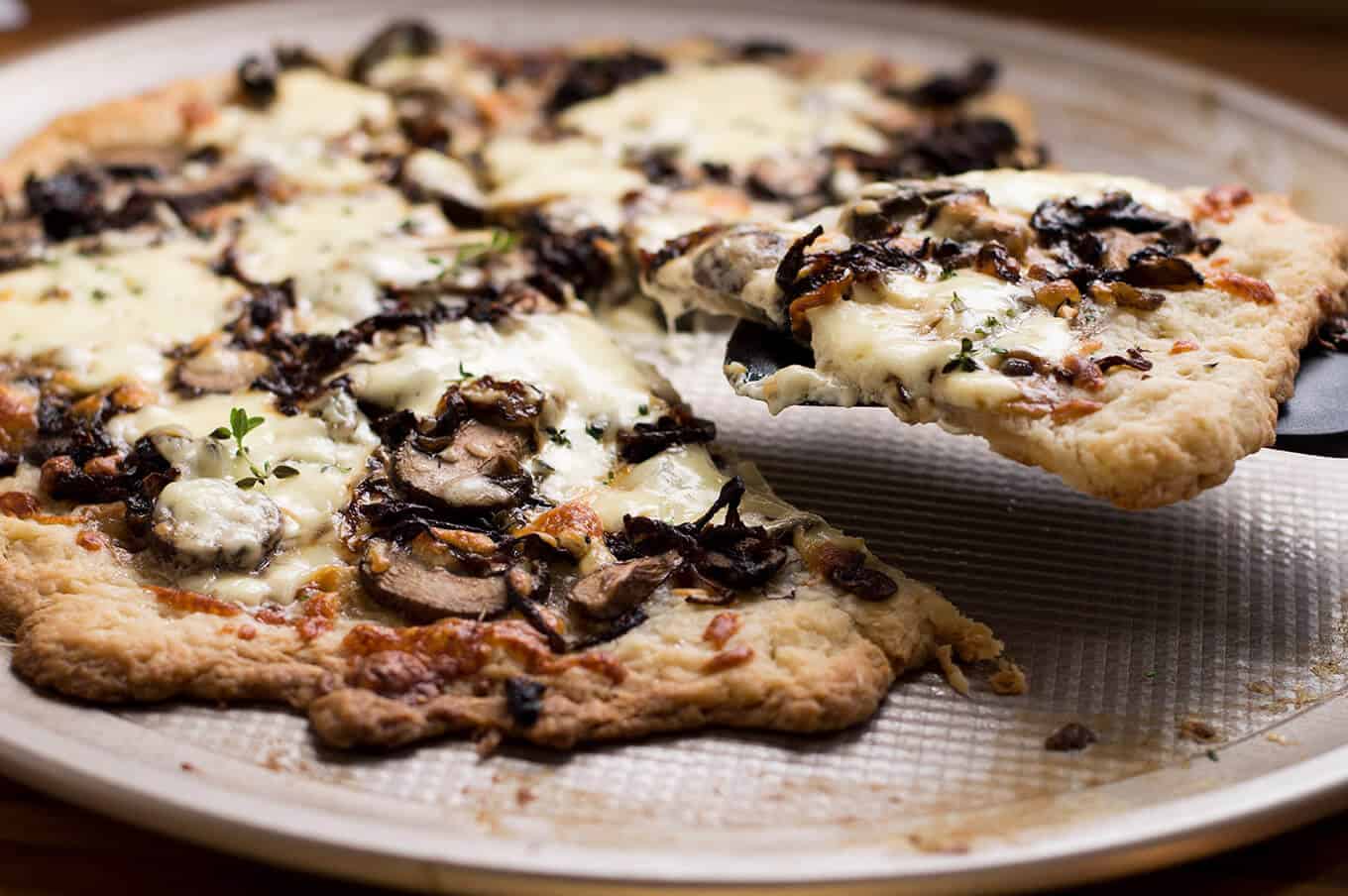 Lahodný recept na křupavou pizzu s cibulemi