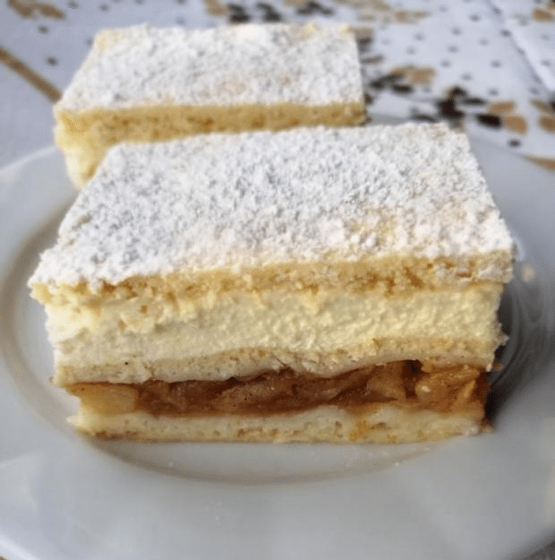 Jednoduchý recept na sladké řezy s jablky a pudinkem