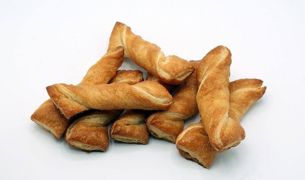 Slané tyčinky sypané kmínem z kynutého těsta