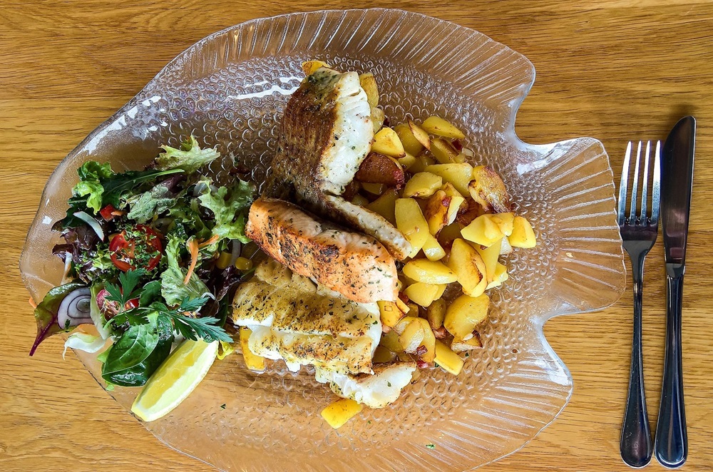 Vynikající halibut doplněný pikantní omáčkou