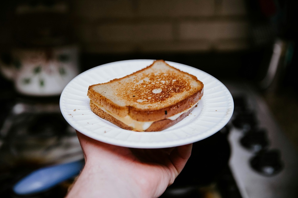 Nadupané smažené toasty plněné sýrem a šunkou