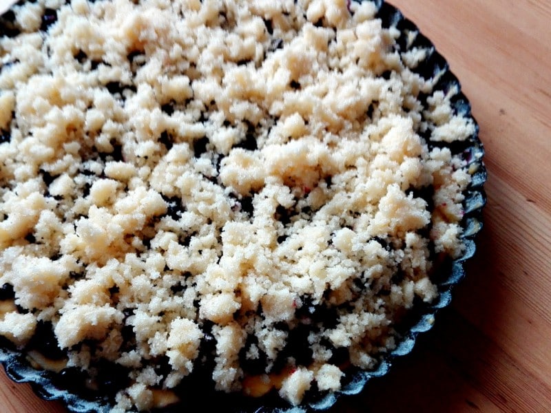 Skvělý hrníčkový recept na kynutý koláč s drobenkou
