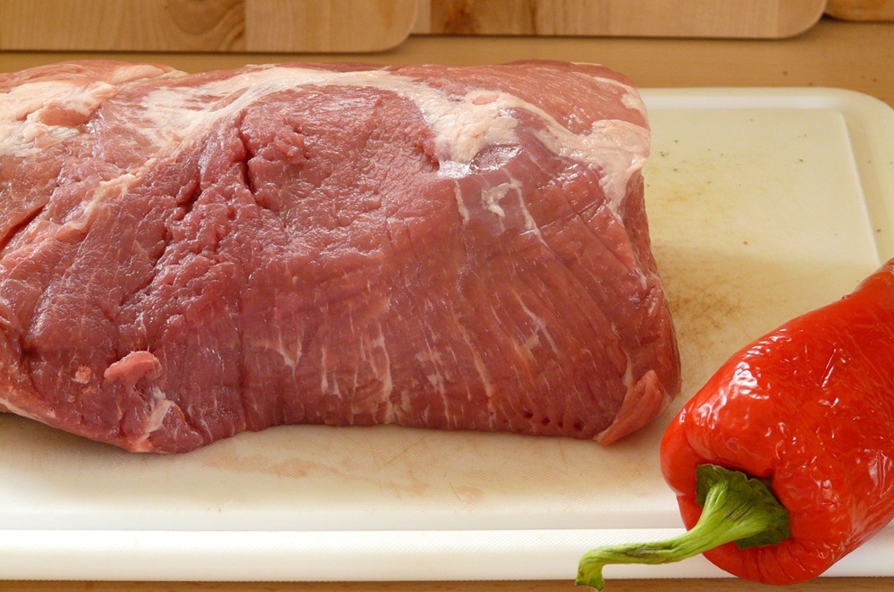 Pečená krkovička v pekáčku na cibuli a paprice