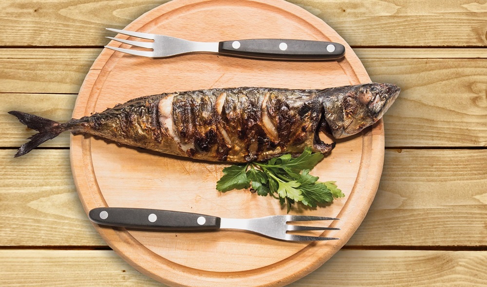 Makrely s cuketou a rajčaty zapečené na grilu