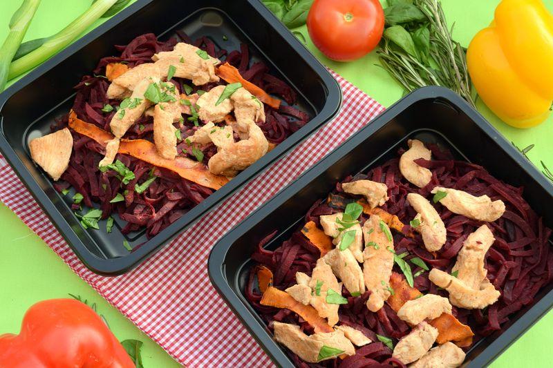 Zdravý recept na špagety z červené řepy s kuřecím masem