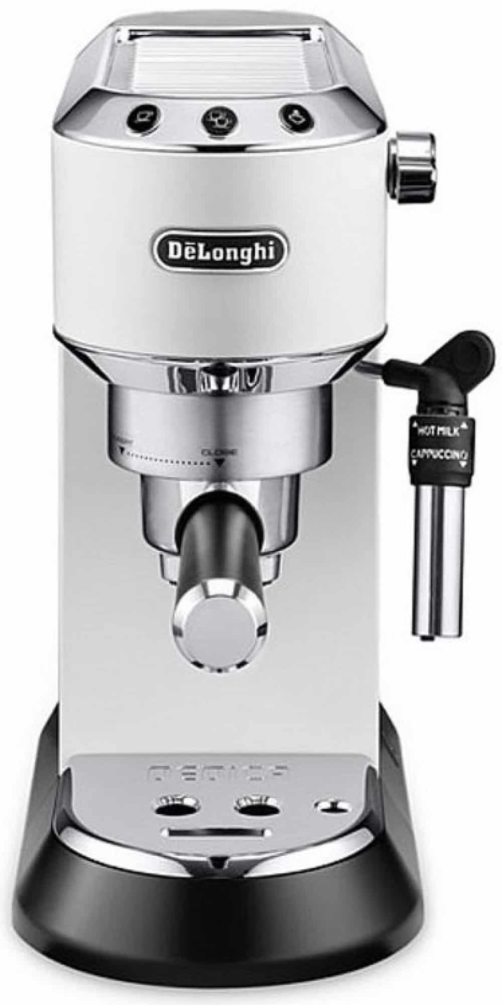 Stříbrný pákový kávovar DeLonghi na přípravu lahodné kávy.