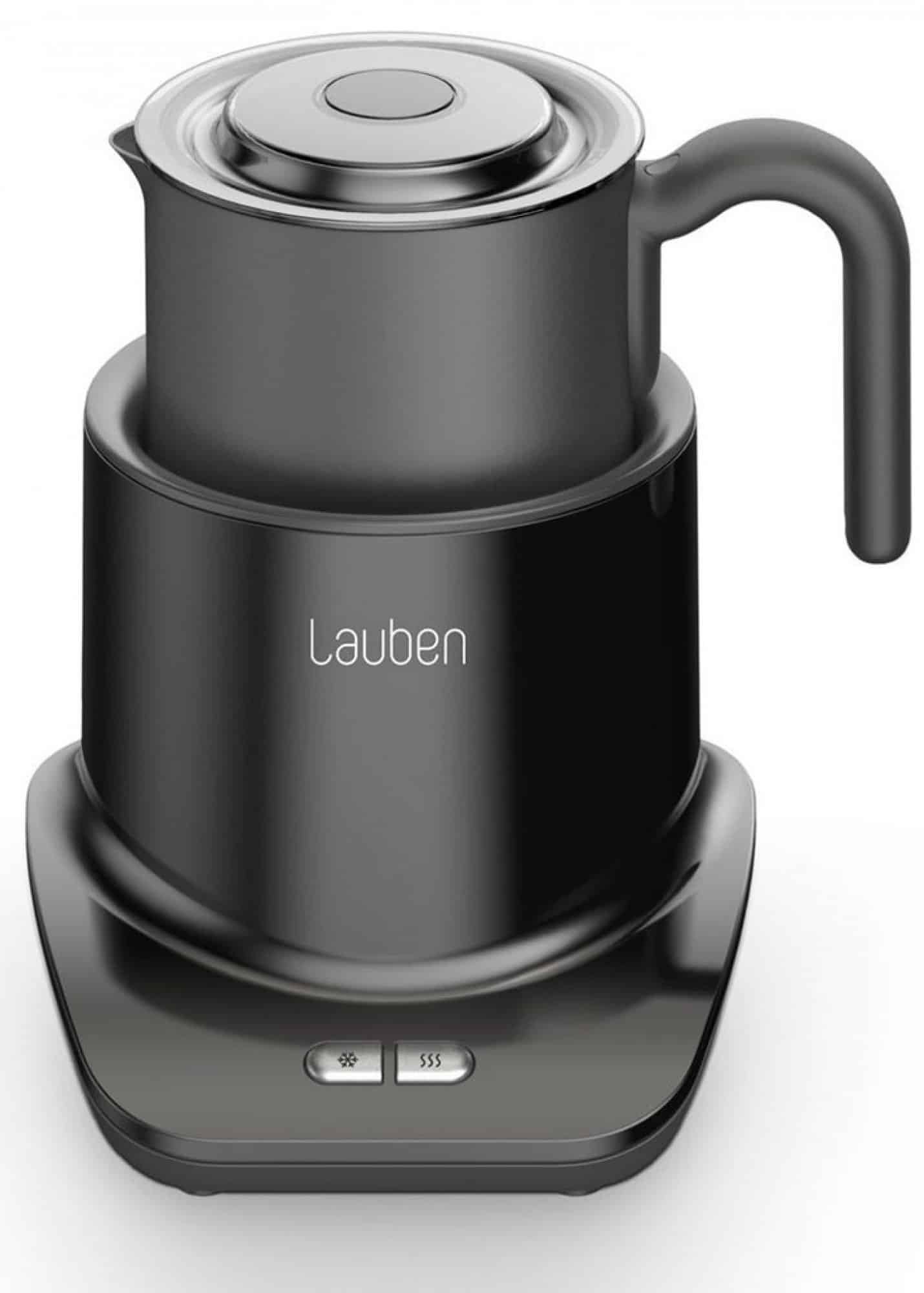 Domácí barista na šlehání mléka do kávy.