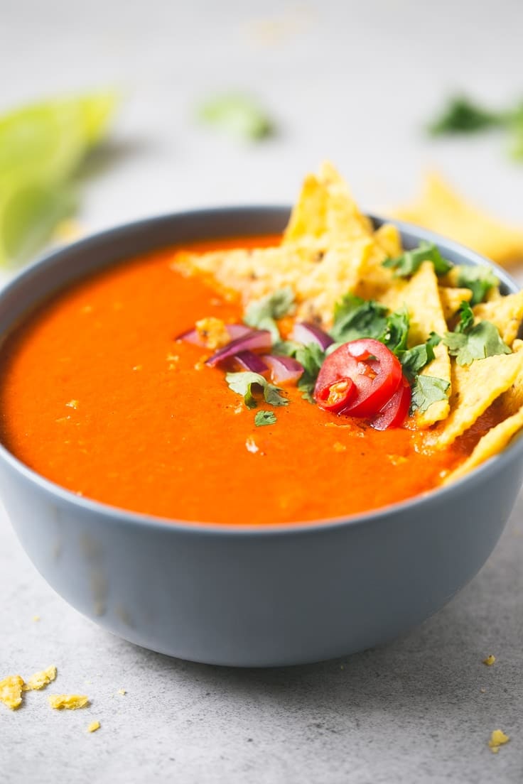 Rajčatová polévka s tortilla chipsy