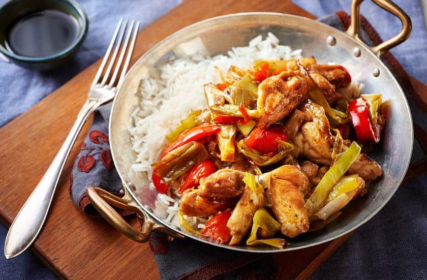Kuřecí kousky s pórkem, paprikou a chilli