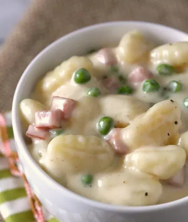 Gnocchi se sýrem, hráškem a šunkou