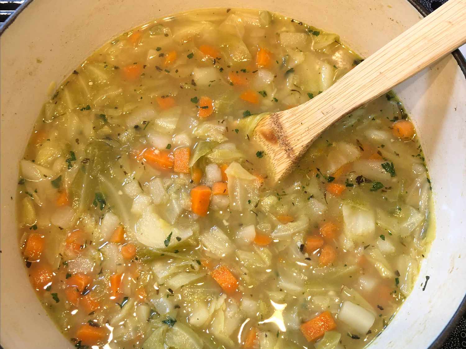Kapustová polévka s brambory
